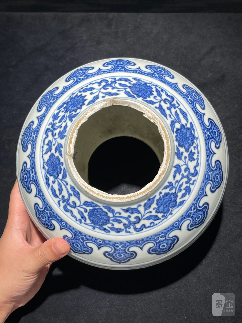 清乾隆 青花缠枝莲纹赏瓶 - 图9